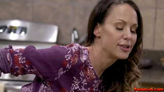 الساخنة امرأة سمراء ماكينزي لي يحصل بعض الحمض النووي من الشباب مسمار يجعل له نائب الرئيس