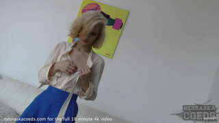 Slatko teen daje ultra vrući striptiz zadirkivanje čudan predmet umetanje boce kreativna porno