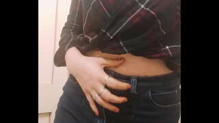 Pantat Gadis Sensual Bermain Pantat dalam Tandas dalam Perjalanan