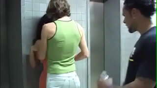 Մատներ փոքր մեկում իր առաջին տեսանյութ Մատներ փոքր մեկում իր առաջին տեսանյութ