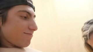 Ifanc dude yn cael excelent deepthroat o blonde MILF