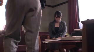 Cute japāņu biroja angel piedāvā minetu, lai viņas priekšnieks, pirms mitrināšana viņas pantie un saņem hugh creampie