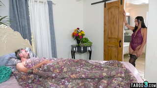 Иске отчим трахает бу анал үз худенькую латиноамериканскую падчерицу