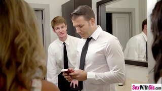 Sexy teens Ms Faris an Whitney Wright ausgeübt hardcore threesom sex, nodeem Si saugte Schwanz