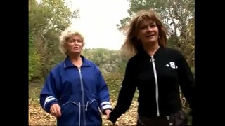 Tesón madura quere probar con outro&amp;#039;s buceta sobre a herba