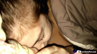 Arra ébredt, hogy a mostohalánya szopja a farkad, de ő nem panaszkodott.