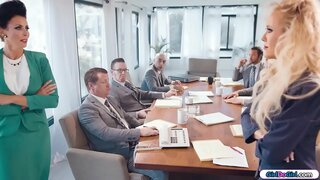 Busty milf businesswomen balik sirah ka sirah salila boardmeeting.Lain pangusaha meunangkeun kaluar salaku gancang sabab bisa.Pamustunganana milfs boga kamar pikeun diri jeung mimiti kissing jeung ngaletak silih