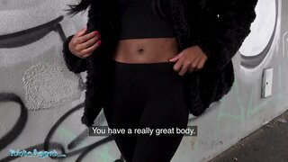 Agen awam UK Hitam Asia Rae tunggangan dia berair besar di pantat besar kontol untuk tunai