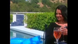 ˜�거운 문신으로 아름다움 레이븐 머리를 유혹 야 동료에 위치한 더 큰 할인을 받는 동안 집을 구입할