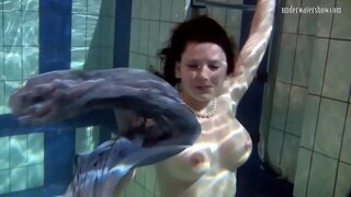 Плавающая красотка Катка раздевается дар ҳавзаи Плавающая красотка Катка раздевается дар ҳавзаи