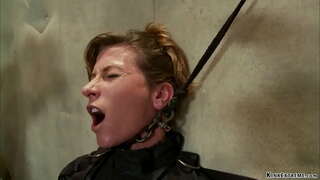 ���ैसे की कमी श्यामला गुलाम Ariel एक्स पर टिकी है रोशन टेबल तो जंजीर हो जाता है के साथ एक छड़ी मास्टर के हाथों में ऑरलैंडो