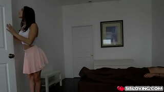 Abella Perigo quere sentir o seu medio-irmáns pene dentro do seu mollado vulva