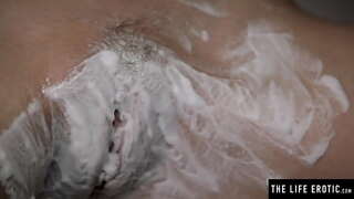 Redzēt viņas lielās krūtis šūpošanās, kā viņa shaves viņas matains incītis un masturbē